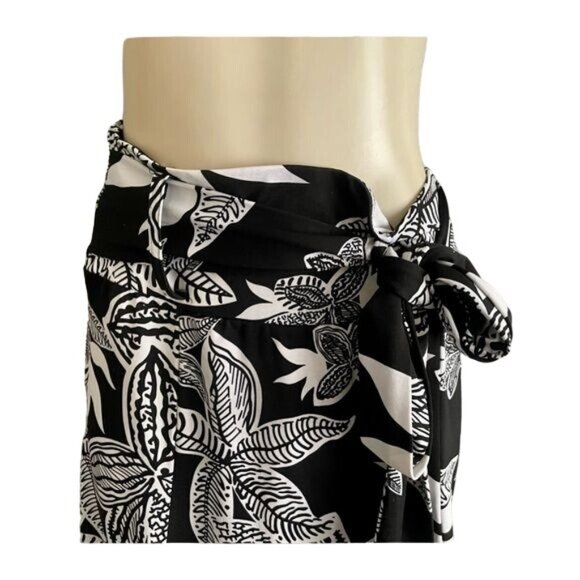 Black and White Skirt by Hypnotized float skirt size 8 with attached belt Midi. - Picture 2 of 6